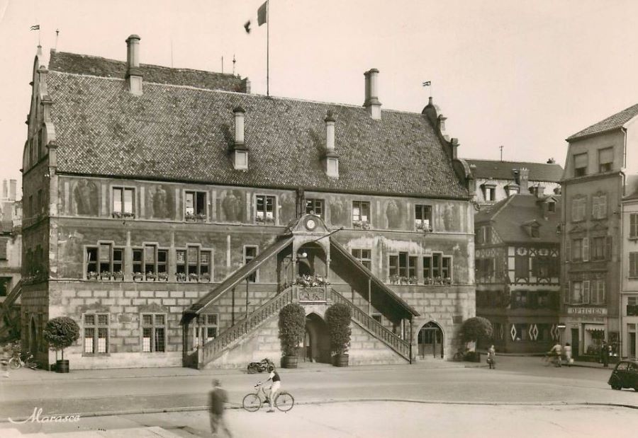 Das Rathaus wohl in den 1930ern. Ganz rechts ein Peugeot 202