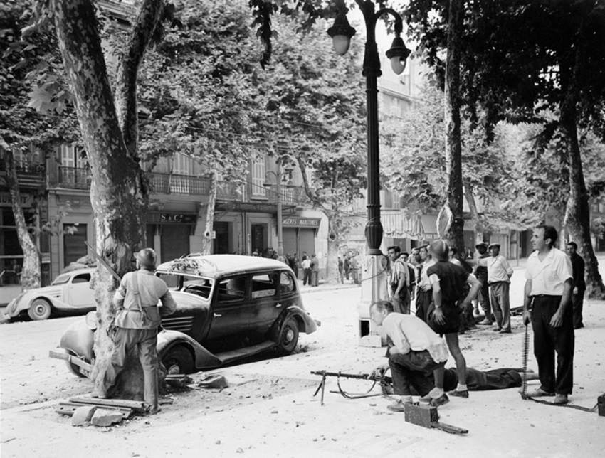 28.8.1944 - Kämpfer der FFI während der Befreiung, auf der gegenüberliegenden Strassenseit ein 402. 
