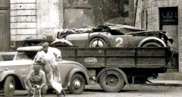 ca. 1935. Vor einen Bugatti-Werkstransporter steht ein Peugeot Cabrio der 01-Serie. Vermutlich ist es ein 301. 