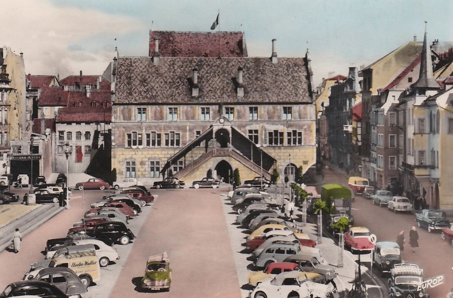 frühe 1950er. Auf dem Place de la Reunion vor dem Rathaus steht als 4. Wagen der rechten Reihe ein 301/401. Die Karte ist im Gegensatz zu der oben recht zurückhaltend coloriert.   
