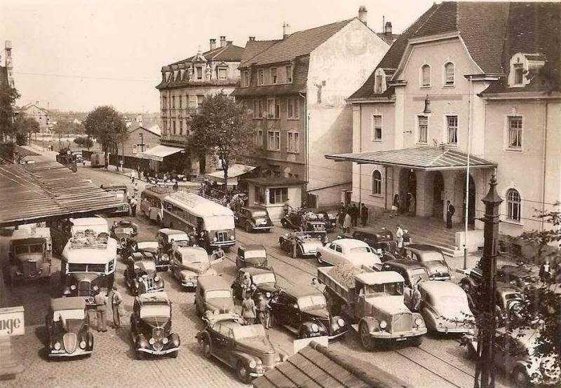 Rushhour am Grenzübergang nach Basel in den 1950ern. Der zweite Wagen von links ist ein Peugeot der Baureihe 01