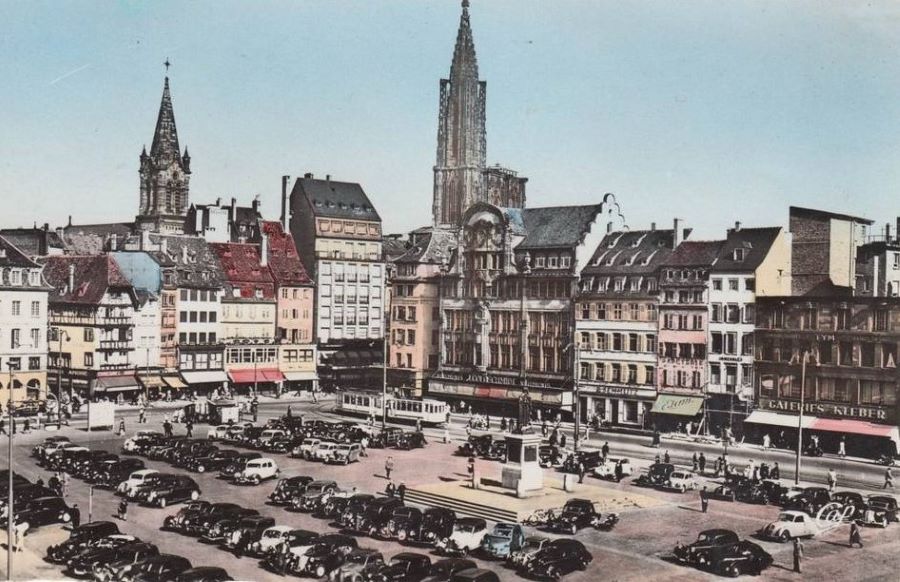 Dieses Bild hat ein leeres Alt-Attribut. Der Dateiname ist Strasbourg-Place-Kleber-PEUGEOT-202-CANADIENNE-1.jpg
Auf dem Place Kleber wurde 1949 noch geparkt. In der Ausschnittsvergrößerung unte