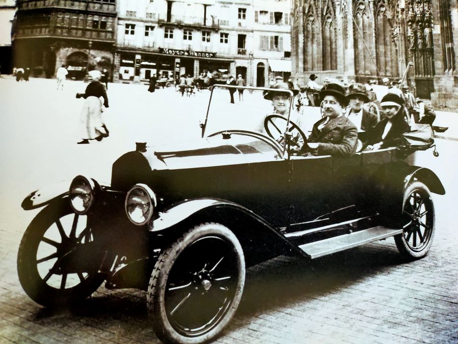 1921. Ein Peugeot Typ 163 auf dem Münsterplatz 