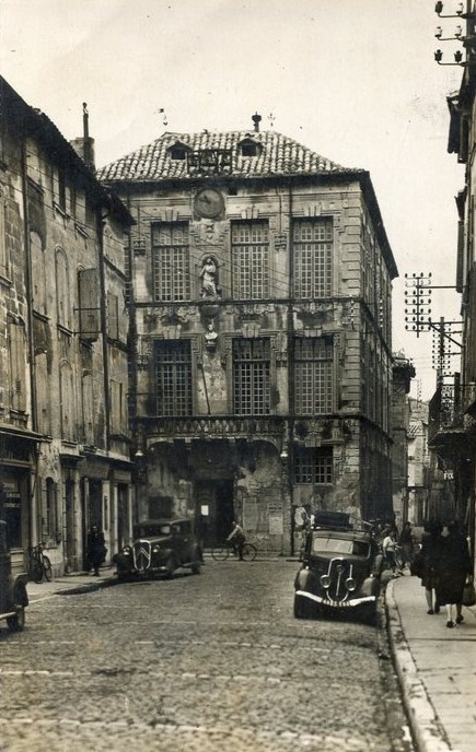 Ca. 1935. Hinten das Rathaus (Hotel de Ville), rechts ein Peugeot 201 