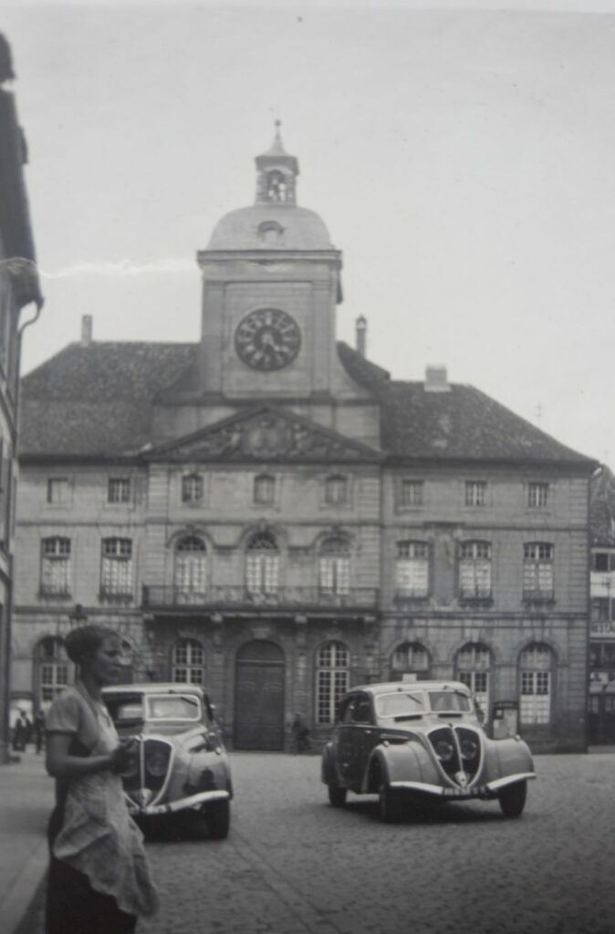 Das Rathaus im Jahr 1937. Vorn zwei Peugeot 402 nebeneinander
