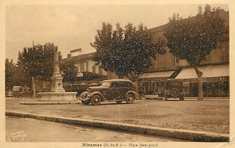 1930er. Auf dem Place Jean Jaures ist ein Peugeot 301 D geparkt.