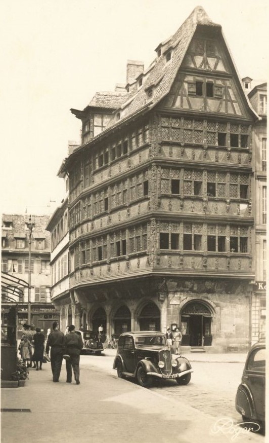 2. Hälfte 1940er - durch die französischen Soldaten zu datieren. Vor dem Haus Kammerzell am Münsterplatz ein 301 und vor rechts ein 202