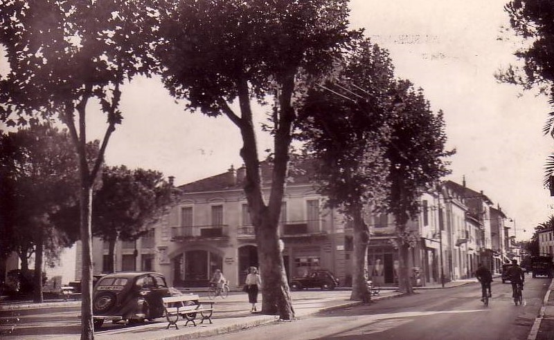 1930er. Auf dem Hauptplatz von Cagnes ist ein Peugeot 402 abgestellt