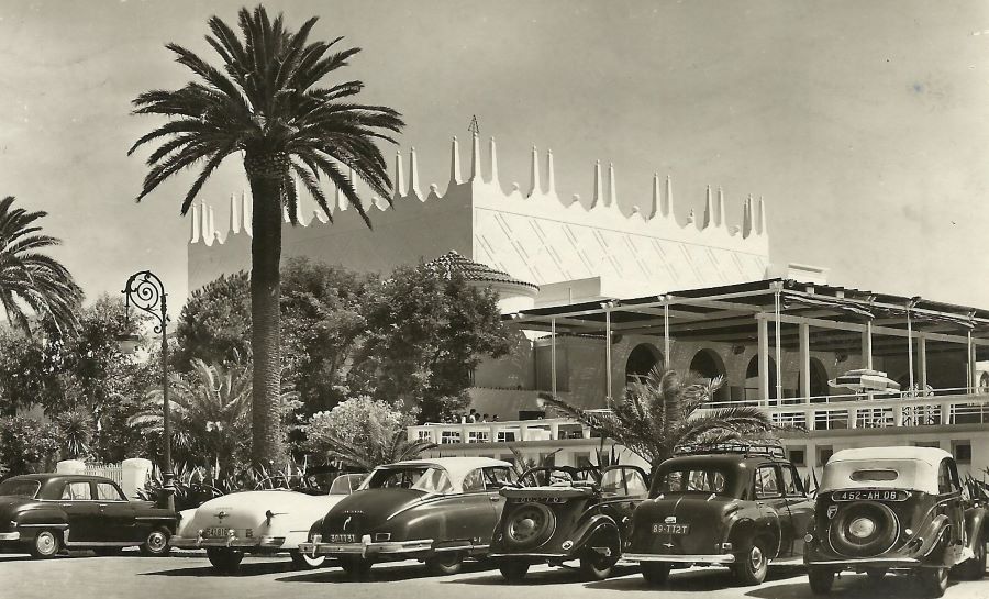 1950er. Vor dem Hotel Palm Beach stehen 2 Peugeot 202 Decouvrable neben US-Luxuscarossen