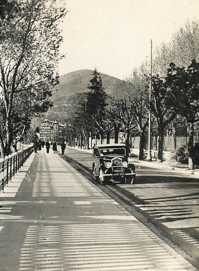 Wohl ebenfalls 1930er. Auf der winterlichen Avenue de Nice ein Peugeot 201