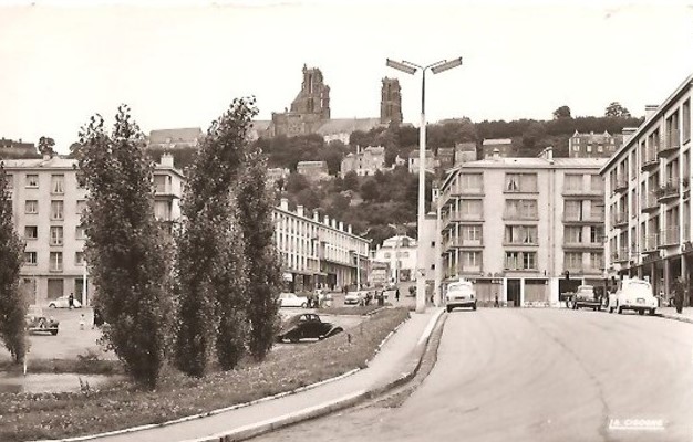 1950er. Auf dem Parkplatz an der Avenue Carnot steht ein Peugeot 302 