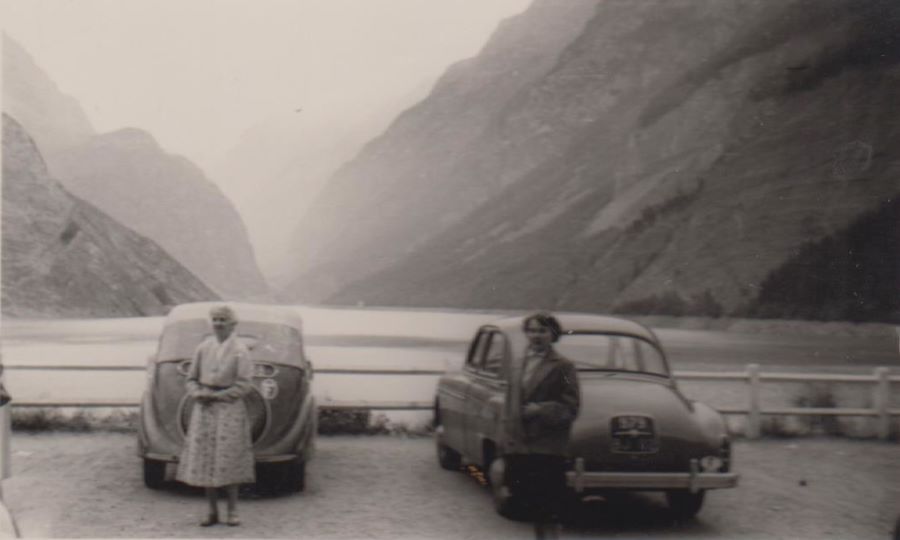 Auch bei schlechtem Wetter ging es in den 1950ern mit dem 202 Cabrio in die Alpen.