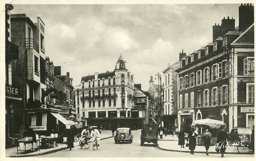Mitte 1940er? Hinter der Kreuzung Faubourg/St. Pierre ein 402. Die Karte ist 1950 abgestempelt, das Foto dürfte aber älter sein. 