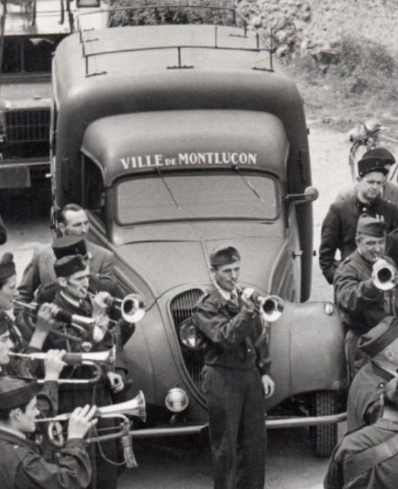 Eine zeitlich nicht genau zu datierende Parade - eventuell 1944/45? Interessant der Peugeot DK 5 - eventuell ein Krankenwagen aus Militärbeständen - mit der Aufschrift "Ville de Montlucon". 