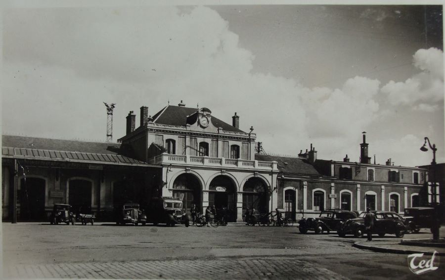Der Bahnhof in den späten 1930ern. Vorn rechts ein 402 B 