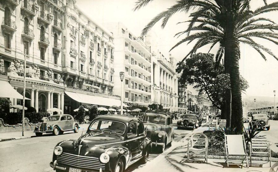 1952. Vor dem Hotel Royal steht ganz rechts ein 202 Cabriolet