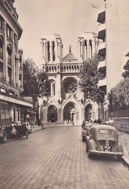 1951. Die Eglise Notre Dame. Hinter dem Cremeschnittchen erkennt man ein 202 Cabrio.