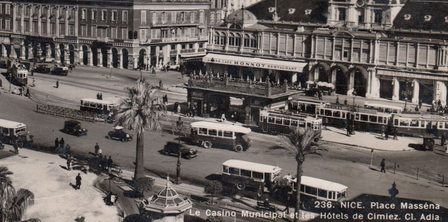 1934. Auf dem Place de Massena fährt als zweiter Wagen von links ein Peugeot 172 "Quadrilette"