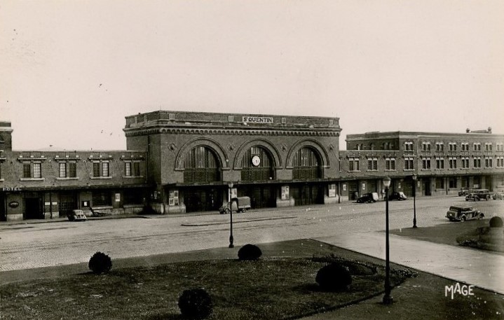 Der Bahnhof in den späten 1940er oder frühen 1950er Jahren. Mittig vor dem Portal steht ein 202 Camionette mit Plane und rechts zwischen den beiden Laternen vor dem Bahnhofsgebäude ein 202 Berline. 