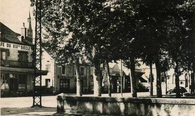Wohl 1930er. Auf dem Platz "Les Cours" steht hinter den Bäumen ein Peugeot 302