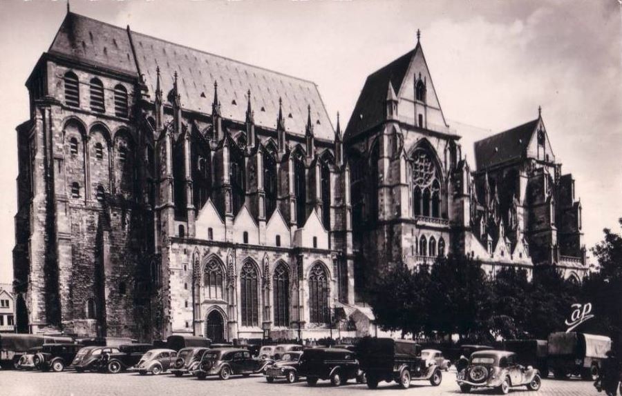 Die Kathedrale in den 1950ern. Ziemlich links außern ein 402.