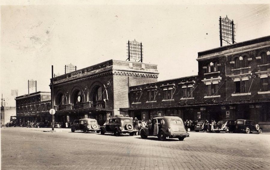 Der Bahnhof, vermutlich in den späten 1930ern. Der dritte Wagen vor der Laderampe ist ein Peugeot 402