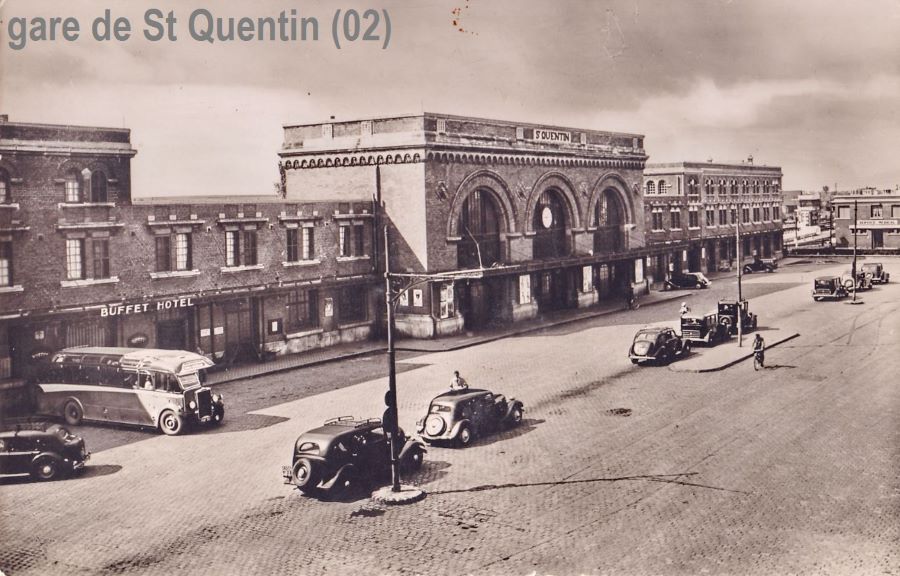 Späte 1930er oder 1940er. Vor dem Bahnhof steht - dritter Wagen in der erste Reihe - ein ab Mitte 1938 gebauter 402 B  
