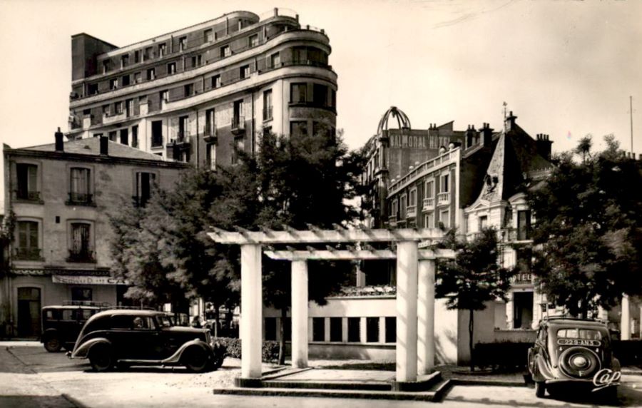 1930er. Auf dem Place de la Victoire stehen rechts ein 402 und links ein 301 D
