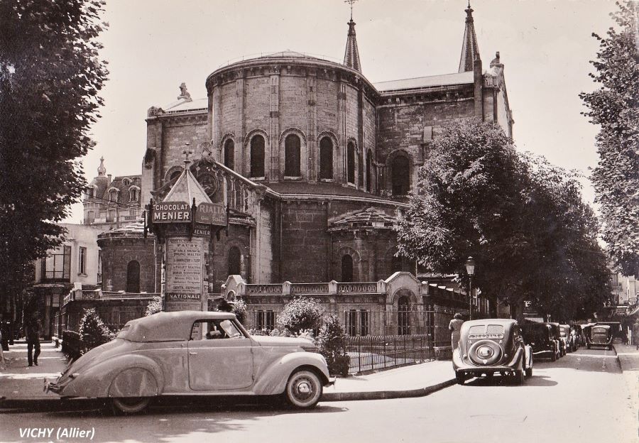 Die Kathedrale im Jahr 1939. Rechts vorn ein 402 