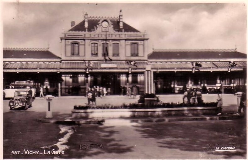 Der Bahnhof, vermutlich 1940er. Links ein Peugeot 202