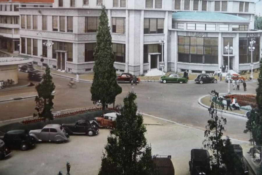 Der Place de la Poste in den 1950ern. Vorn mittig ein 202 in elegantem Grau