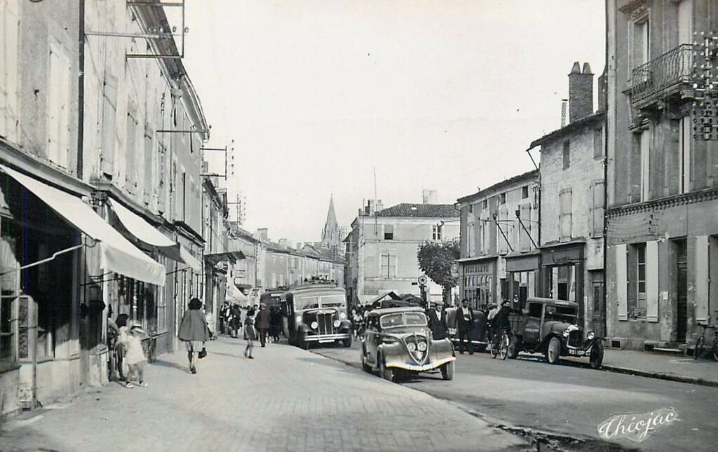 Die Grand Rue in den 1930ern. Vorn ein Peugeot 302