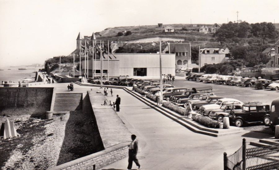 Der Parkplatz des "Port-Winston" mit dem Museum in Hintergrund. Vorn rechts ein früher Peugeot 201