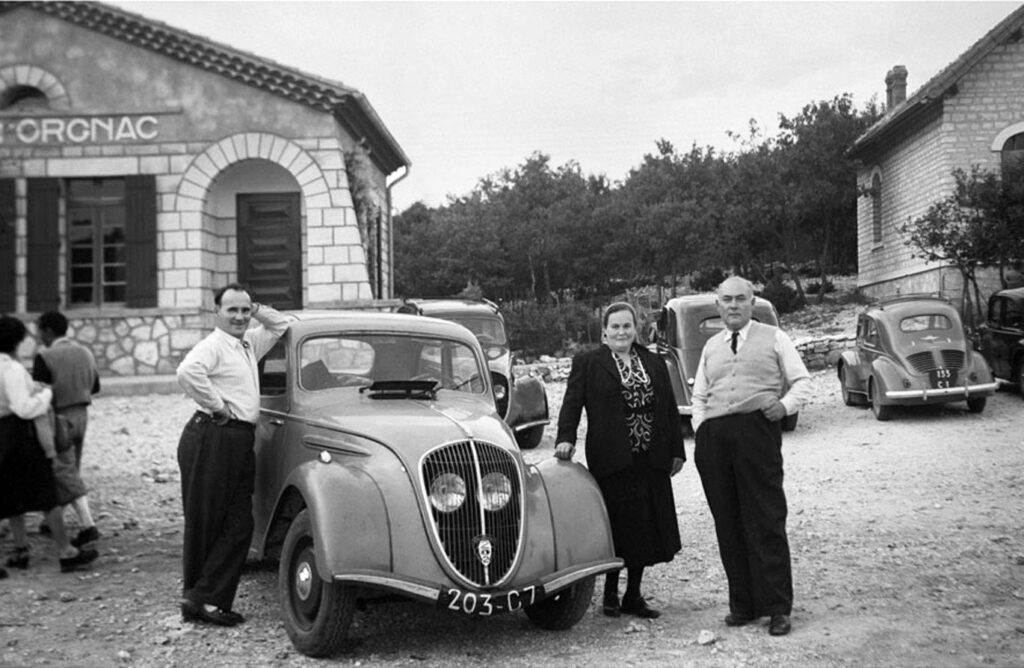 Anfang 1950er. Noch fehlt die endgültige touristische Erschliessung der Höhle, sie wird aber schon gerne besucht Vor dem Restaurant stehen zwei Peugeot 202.