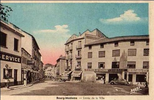 1930er. Vor dem Hotel im Stadtkern steht ein Peugeot 302