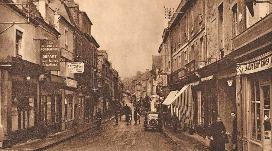 1939. Die Rue St. Jean in der Altstadt, die heute noch nahezu unverändert ist. Es parkt ein Peugeot 202