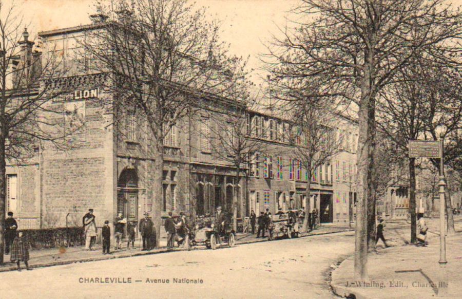 1908: In der Avenue Nationale Nr. 5 + 9 findet man den Händler Poulain, der Fahr- und Motorräder sowie Automobile von Peugeot/Lion-Peugeot anbietet
