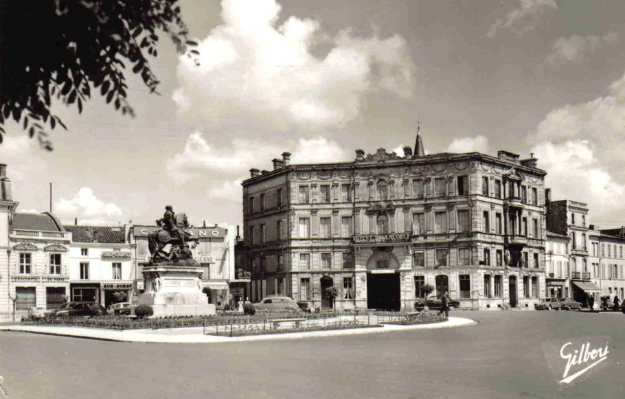 Das Hotel de Londres in den 1950ern Auf dem Platz links ein schwarzer, mittig ein heller 402