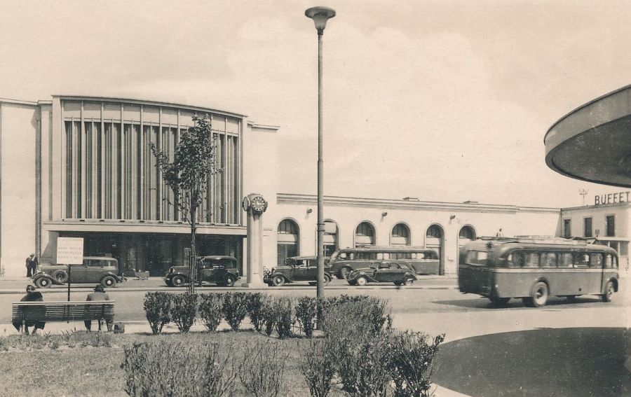 Der Bahnhof in den 1930ern. Rechts der Laterne ein 402, vermutlich ein Taxi.