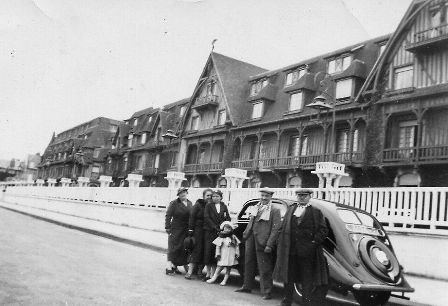 1936. "Selfie" der Familie mit Peugeot 402 vor dem Hotel Normandy