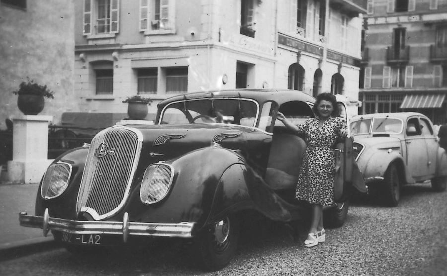 1946. Madame possiert vor "der" Art-Deko-Ikone - ein Panhard Dynamique.Und dahinter steht ein Peugeot 302