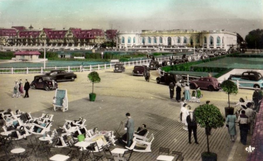 1955. Blick vom Plage Fleurie auf Hotel Normandy und Casino. Der zweite Wagen von rechts ist ein Peugeot 401, nach der Kurve ist ein 202 abgestellt