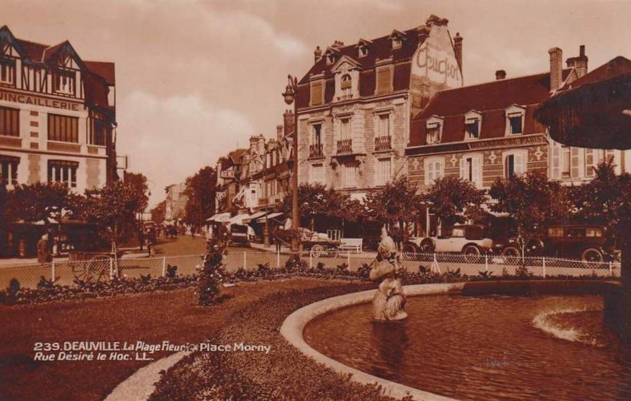 Ende 1920er. Am Place Morny steht rechts ein Peugeot Typ 184
