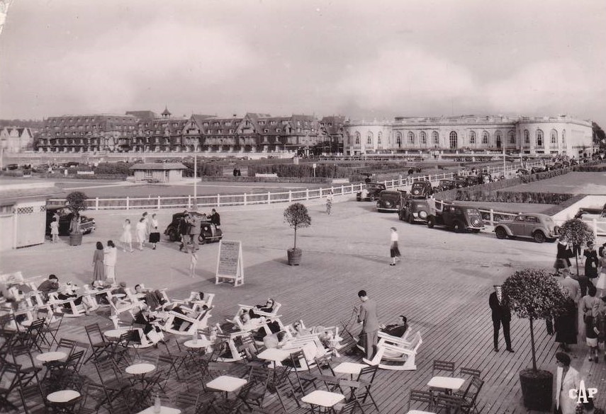 1955. Blick vom Plage Fleurie auf Hotel Normandy und Casino. Der zweite Wagen von rechts ist ein Peugeot 401, nach der Kurve ist ein 202 abgestellt