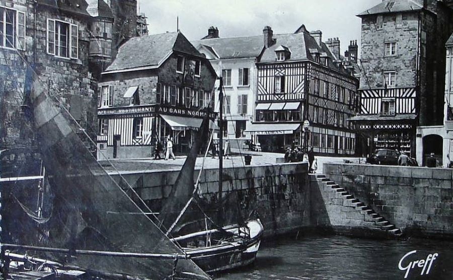 Wohl ebenfalls 1930er. Die historischen normannischen Häuser am Alten Hafen, rechts davor ein Peugeot 202. 
