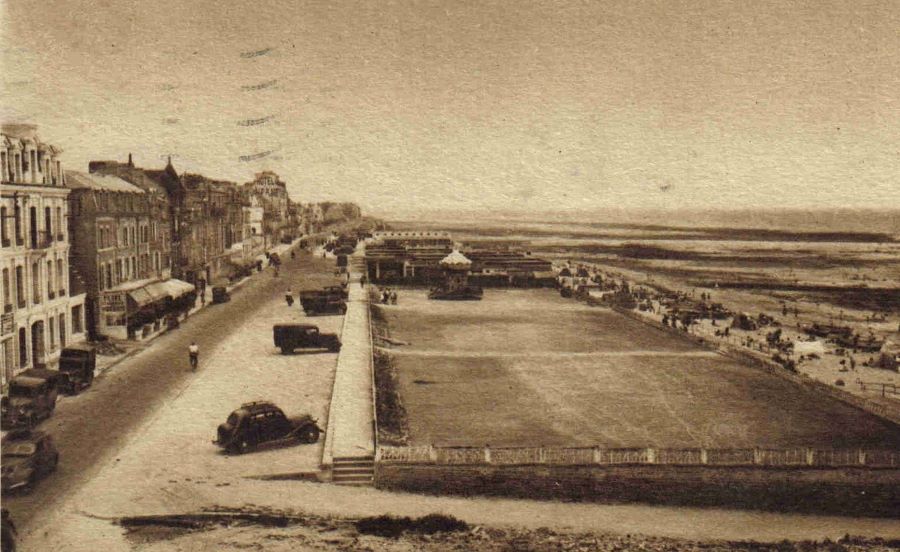 1930er. Die Strandpromenade. Links fast aus dem Bild herausgefahren ein Peugeot 402, der Lieferwagen mittig könnte ein Typ SK sein
