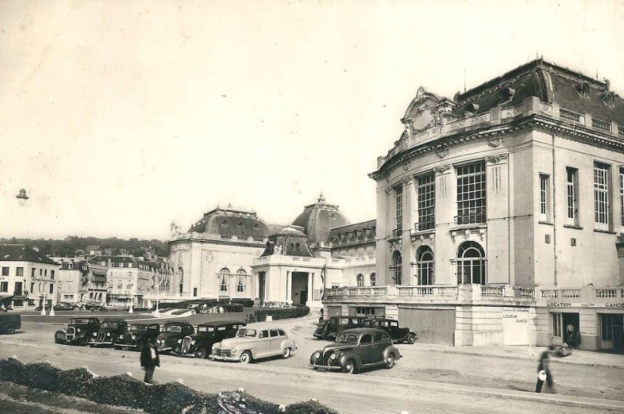 Das Casino Anfang der 1950er. Hinter dem Fußgänger steht ein 302