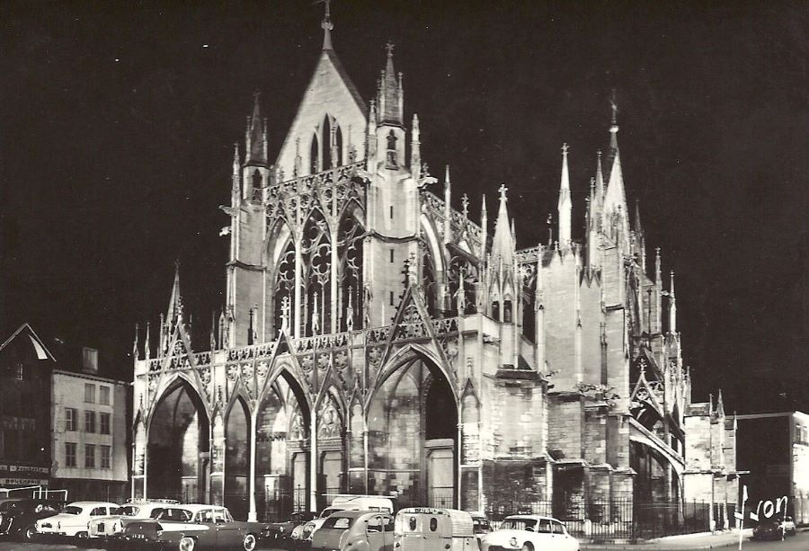Die Kathedrale in den frühen 1960ern. Vor dem Portal steht ein Peugeot 202 Fourgon tole