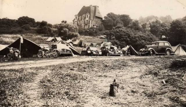 1940er. Ein Zeltplatz unterhalb der Villen von Trouville. Rechts ein Peugeot 201/301 D