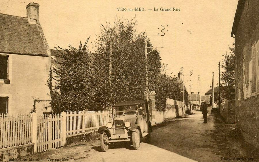1920er Jahre. In der "Grand Rue" steht ein Peugeot Typ 172 "Quadrilette" 